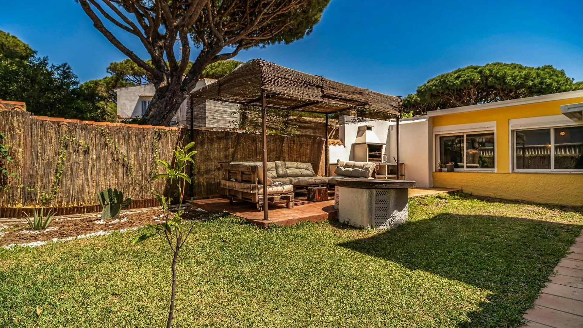 Gorgeous Home In Chiclana De La Frontera Holiday home